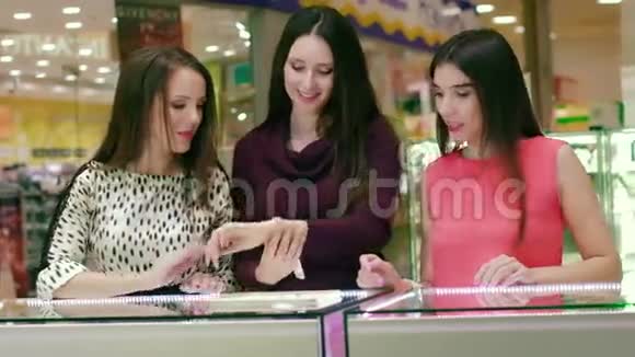 年轻友好女性在购物中心挑选配饰的画像视频的预览图