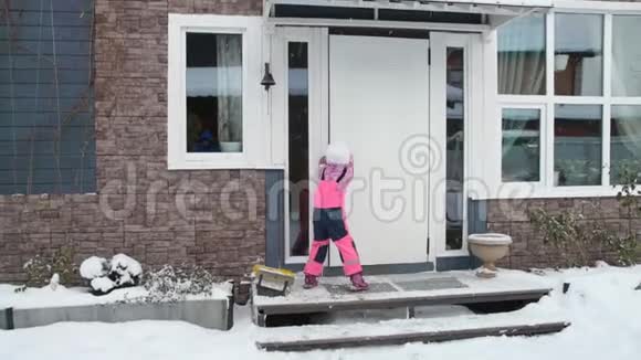 女孩孩子冬天开门进屋视频的预览图
