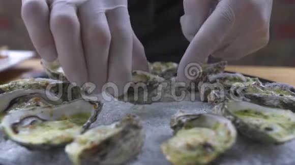 厨师装饰用奶酪烤牡蛎海鲜背景及设计地中海美食视频的预览图