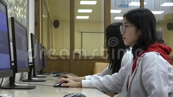 一群亚洲学生在训练中使用电脑视频的预览图