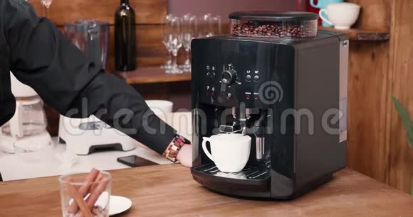老式咖啡店的现代黑咖啡壶视频的预览图