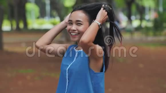 公园里一个微笑的印尼女孩的肖像视频的预览图