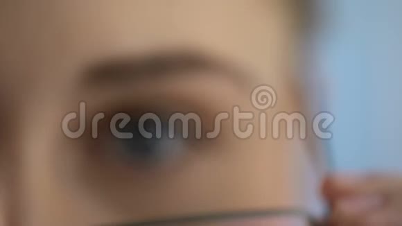女人选择眼镜镜片视力从模糊到清晰验光视频的预览图