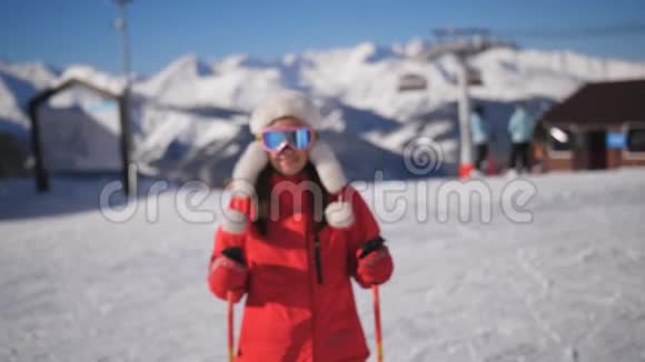 一个滑雪场的女滑雪者走到摄像机前摘下滑雪护目镜视频的预览图