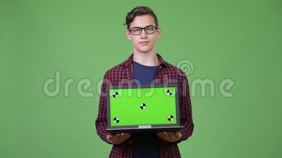 年轻英俊的青少年书呆子男孩展示笔记本电脑视频的预览图