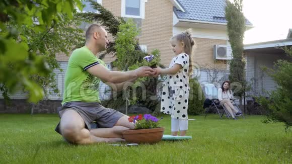 父亲亲吻他的小女儿感谢鲜花视频的预览图
