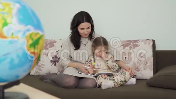小女孩不想和妈妈做作业视频的预览图