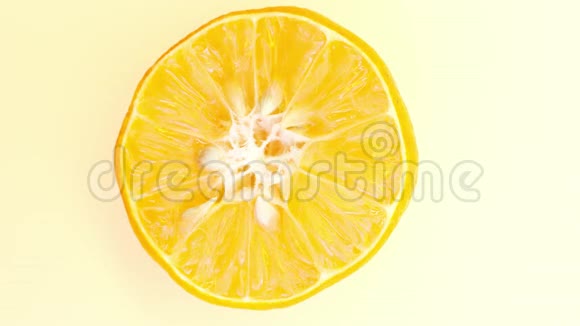新鲜的橙色切片旋切橙果的特写视频的预览图