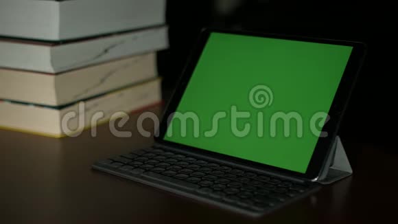 绿色屏幕带有绿色屏幕的平板电脑在桌子上视频的预览图