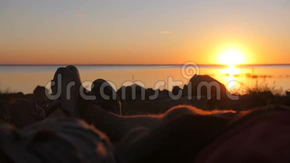 日落时分一对情侣在帐篷里拥抱视频的预览图