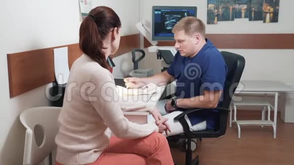 那个女人来看医生这位专家给病人做了一次超声波检查并就此提出了建议视频的预览图