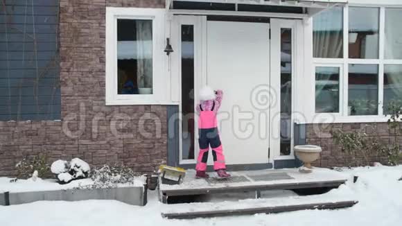 女孩孩子冬天开门进屋视频的预览图