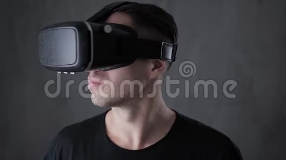 年轻人戴着虚拟现实耳机体验虚拟现实的肖像视频的预览图