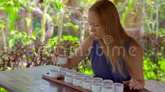 在热带咖啡馆里品茶的年轻女子视频的预览图