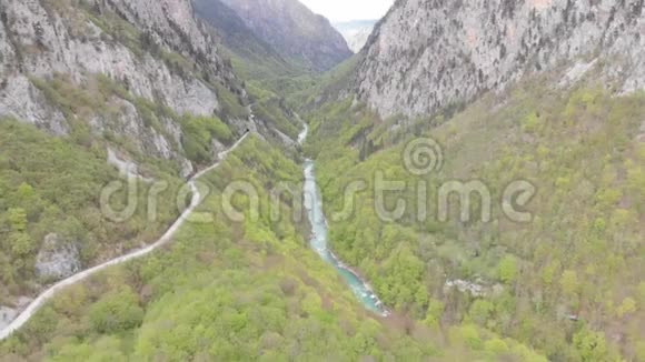 黑山北部杜米托山峡谷塔拉的鸟瞰图教科文组织国家公园与河流的飞行无人机视频的预览图