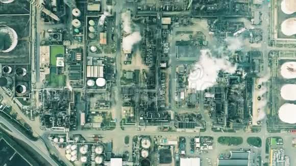 大型炼油厂高空俯视图视频的预览图