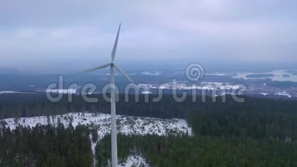 在森林无人机镜头下的风车视频的预览图