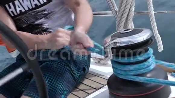 帆船人缠绕帆绳视频的预览图