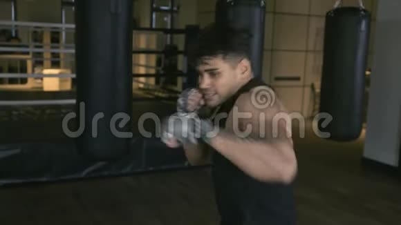 男拳击手在健身房视频的预览图