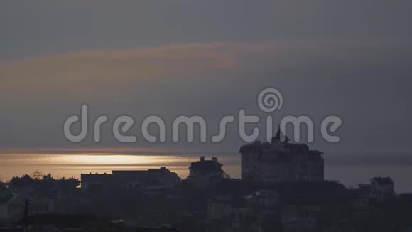 美丽的房子在山上日出时有惊人的海景在克里米亚视频的预览图