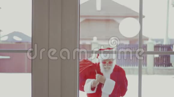戴着滑稽太阳镜的圣诞老人来家里视频的预览图