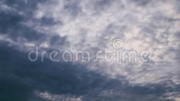 云很快在天空中飞翔大气层的深度视频的预览图