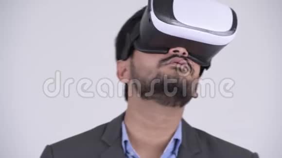 年轻的印度商人使用虚拟现实耳机视频的预览图