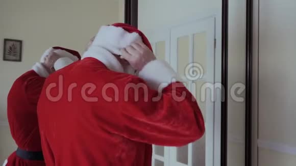 圣诞老人戴着红帽子打开门走了出去视频的预览图