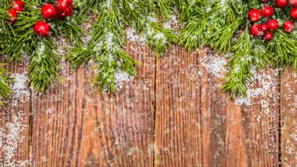 圣诞木桌有新年和圣诞装饰还有美丽的降雪新年的概念视频的预览图