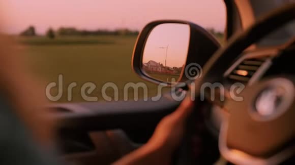 日落时分女人开着车或野营车视频的预览图