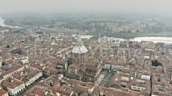 鸟瞰帕维亚的城市景观包括大教堂和庞特科佩尔托或科佩尔托桥横跨提奇诺河伦巴第蒂视频的预览图