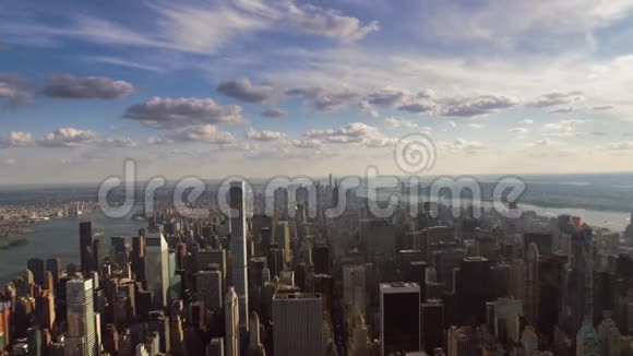 纽约市中心曼哈顿摩天大楼建筑令人难以置信的空中城市景观全景天际线视频的预览图