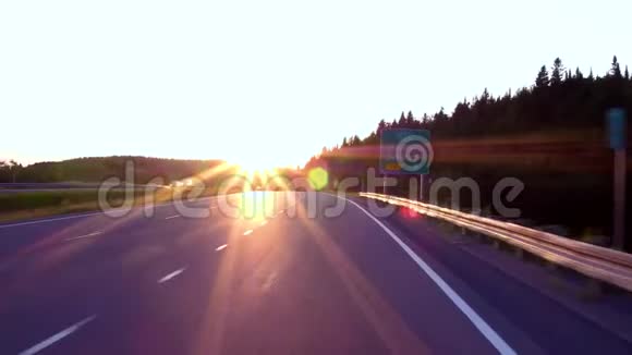 日落时分在高速公路上走出口视频的预览图