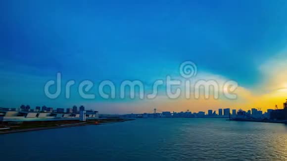 东京阿里亚克湾附近夕阳西下的一段时间视频的预览图