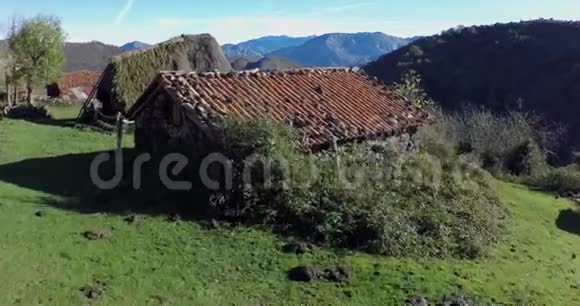 空中景色非常接近群山中的一群乡村房屋视频的预览图