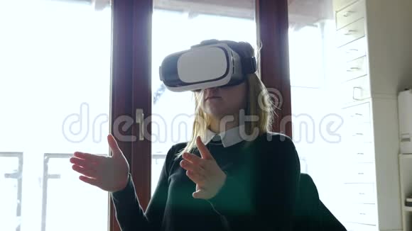 女孩使用VR护目镜4视频的预览图