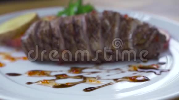 食品设计理念厨师在菜肴中用酱汁装饰肉排豪华餐厅的时尚食品高视频的预览图