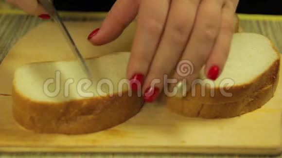 女性的手切白面包作罐头平均计划视频的预览图