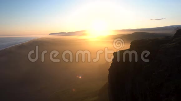 太阳落山来自Dyrholaey半岛视频的预览图