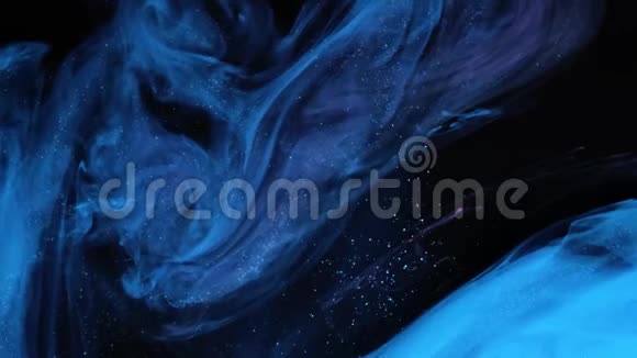宇宙蓝色油漆倒在水里丙烯酸的颜色和水中的墨水抽象框架背景颜色和油墨视频的预览图