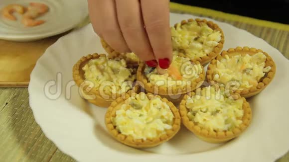 女人用虾沙拉装饰馅饼视频的预览图