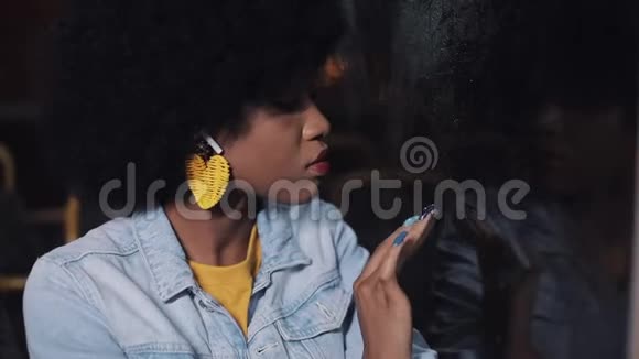 沮丧悲伤的年轻非洲裔美国妇女在晚上乘坐公共交通工具她看着窗外视频的预览图