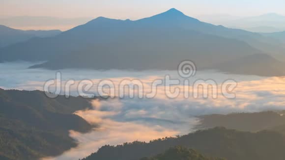 早晨的山景有移动的雾和阳光时间流逝视频的预览图