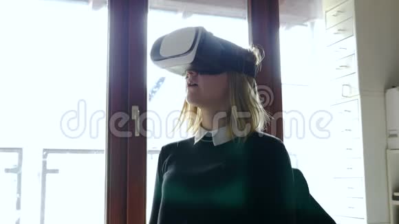 女孩使用VR护目镜2视频的预览图