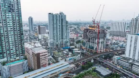 昼夜圣杯时间建筑工地和城市交通的推移先进的建筑技术城市生活理念视频的预览图