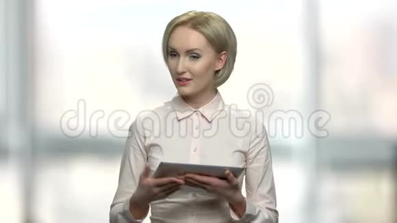 女商务发言人与个人电脑平板电脑视频的预览图