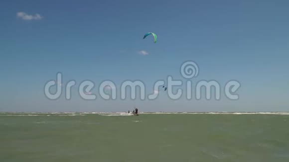 在海滩营地的背景下一个穿着风筝的人在空中跳得很高视频的预览图
