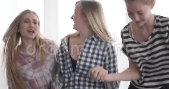 少女在家唱歌跳舞视频的预览图