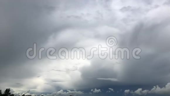 史诗般的阴郁风暴云在深蓝色的天空背景上快速移动4K视频的预览图