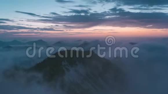 日落在罗特沃山顶在巴伐利亚阿尔卑斯山在德国4K时间过去视频的预览图